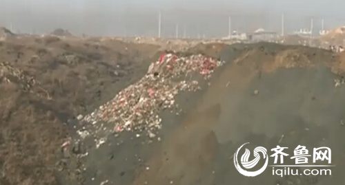 村民出门发现，矿坑里被倾倒了各种垃圾。
