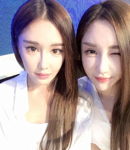 《<em>非诚勿扰</em>》<em>双胞胎</em>姐妹甜蜜牵手 姐姐获浪漫