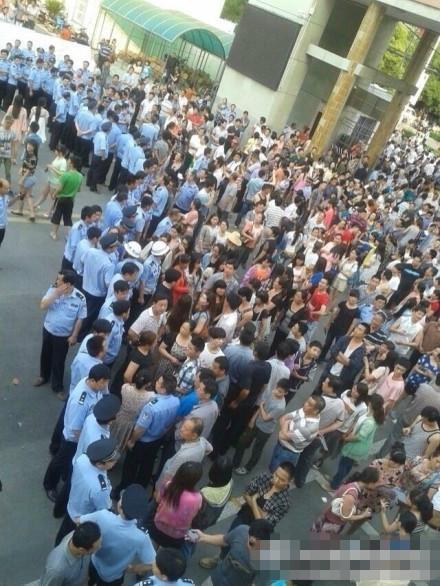 湖北:高考生抱怨不让作弊 家长围堵监考老师