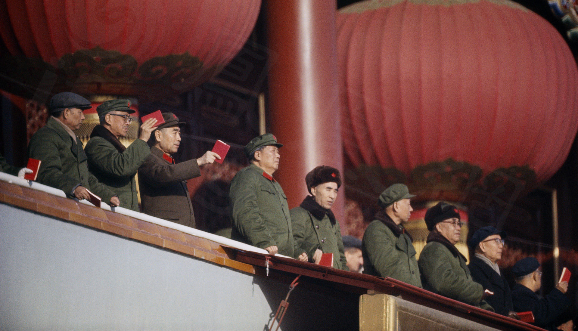 1966年8月18日毛泽东在天安门城楼上第一次检阅红卫兵，向游行队伍挥手致意_吕相友_BB画廊_画廊主页_雅昌艺术网