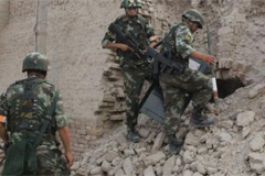 新疆武警持枪搜捕暴徒