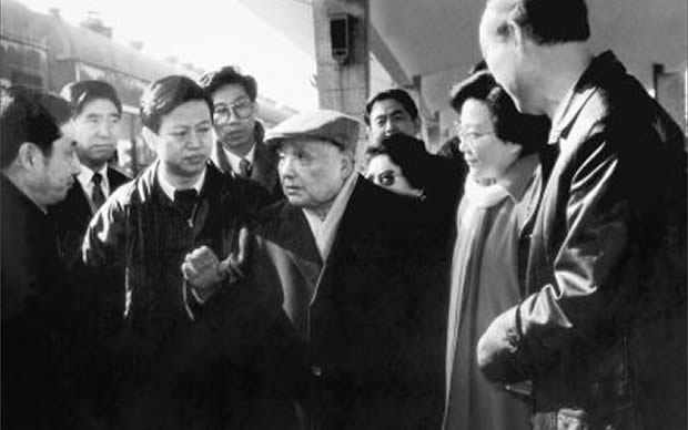 1992年，邓小平在站台上同湖北省武汉市主要党政领导关广富、郭树言、钱运录谈话。 