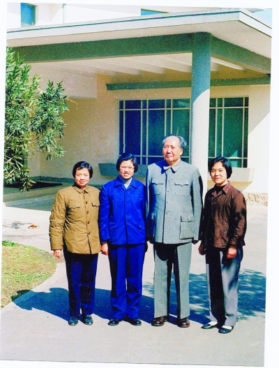  1967年，毛泽东与身边工作人员在武汉东湖宾馆。 
（图片来源：武汉晨报）