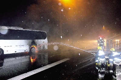 高速路长途中巴行驶中起火 乘客紧急疏散无伤