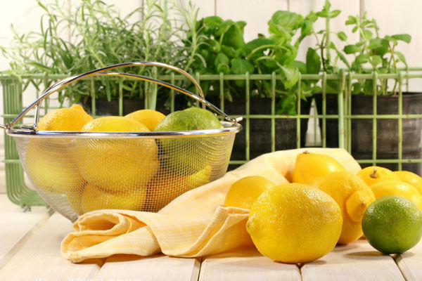 揭秘：喝柠檬水不减肥反伤胃?