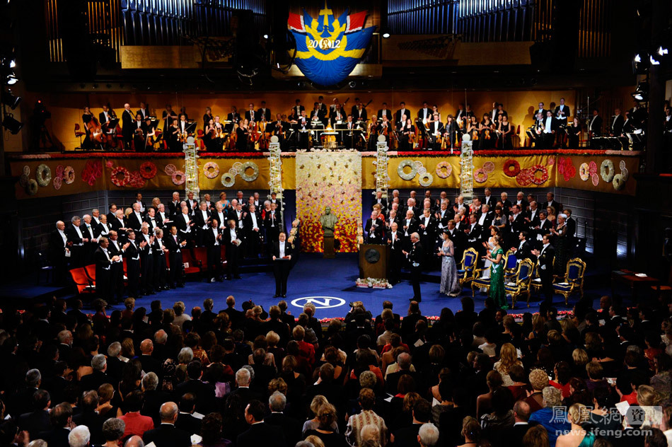 莫言领取诺贝尔文学奖 瑞典斯德哥尔摩出席晚