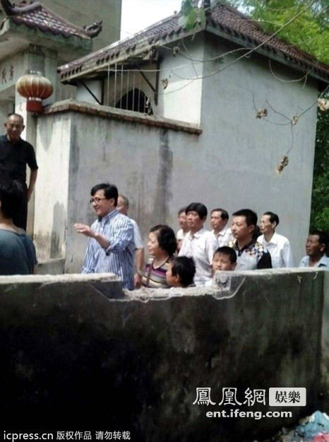 成龙回安徽老家认祖归宗 探望同父异母大哥(组