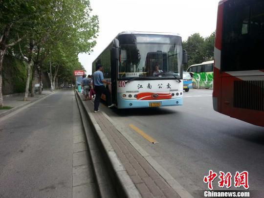 图为平衡木式站台，乘客正在上下车。　田雯　摄