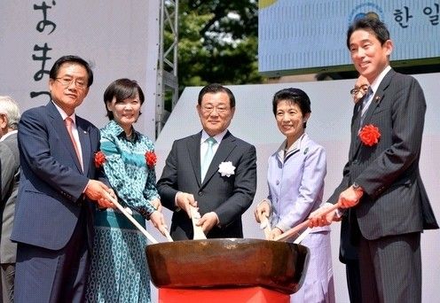 昭惠夫人（左二）与韩国大使李丙琪、日本外相岸田文雄等人共同制作石锅拌饭（网页截图）