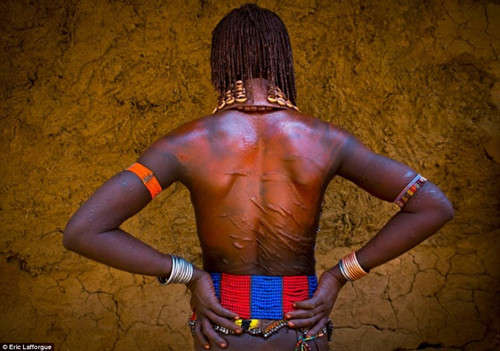 埃塞俄比亚“女汉子”爱被鞭抽以疤痕为傲（图）