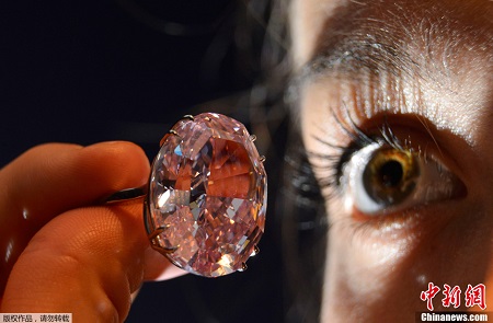 这颗名为“粉红之星”（The Pink Star）的钻石呈椭圆形，内部纯洁无瑕，晶莹剔透，