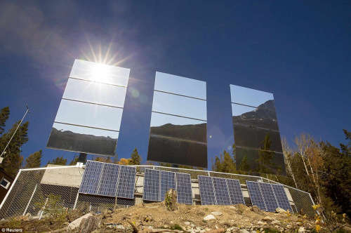 挪威当地政府斥资500万克朗安装了三面巨型镜子。