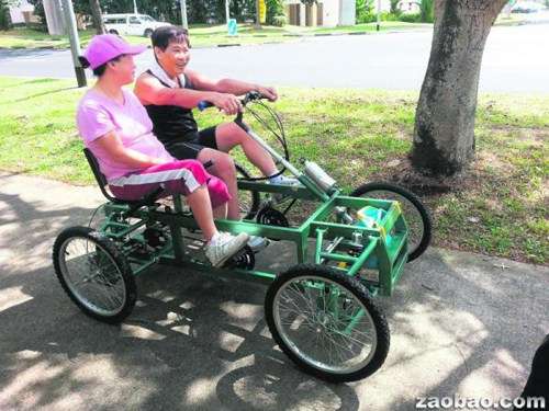 新加坡华人自制四轮脚踏车 引路人拍照(图)
