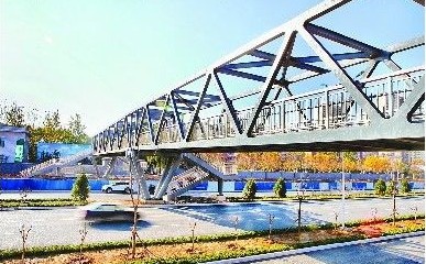 济南张庄路延长线架起过街天桥 己具备通行能力