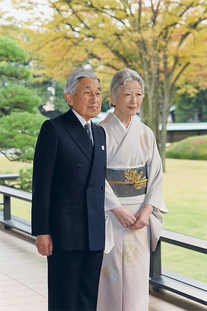 日本宫内厅提供的日本天皇与皇后照片（图片来源：日本媒体）