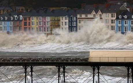 英国多地出现洪水，造成混乱。