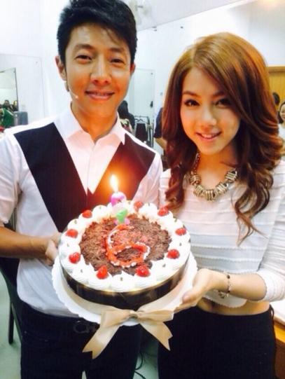 邓紫棋做客《开讲啦》 节目组贴心为其庆祝