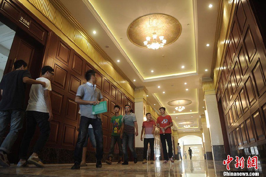 <em>重庆大学城</em>现豪华教学楼超5星酒店<em>学生</em>似在宫
