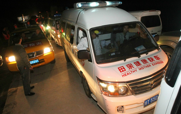 记者直击:救护车被堵8小时,许多伤员快不行了