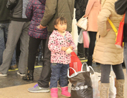 武汉汉口火车站内，带小孩的乘客们随处可见