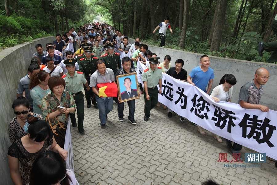 湖北举行追悼会送别3名消防英雄 千人送行