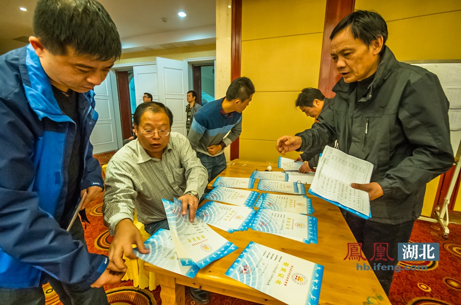 11月23日，2014年湖北省高校桥牌锦标赛在武昌理工学院圆满闭幕。本届湖北省高校桥牌锦标赛由湖北省教育厅、省大学生体育协会、湖北省桥牌协会主办，武昌理工学院承办，来自全省近20所高校高校40余支代表队200余人前来参赛。摄影：梅高强