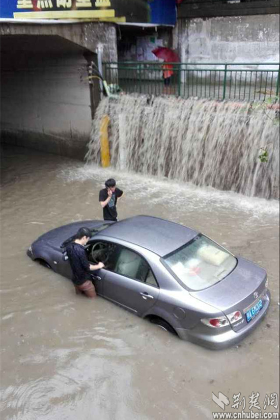 暴雨袭击武汉 数十架航班延误(图)