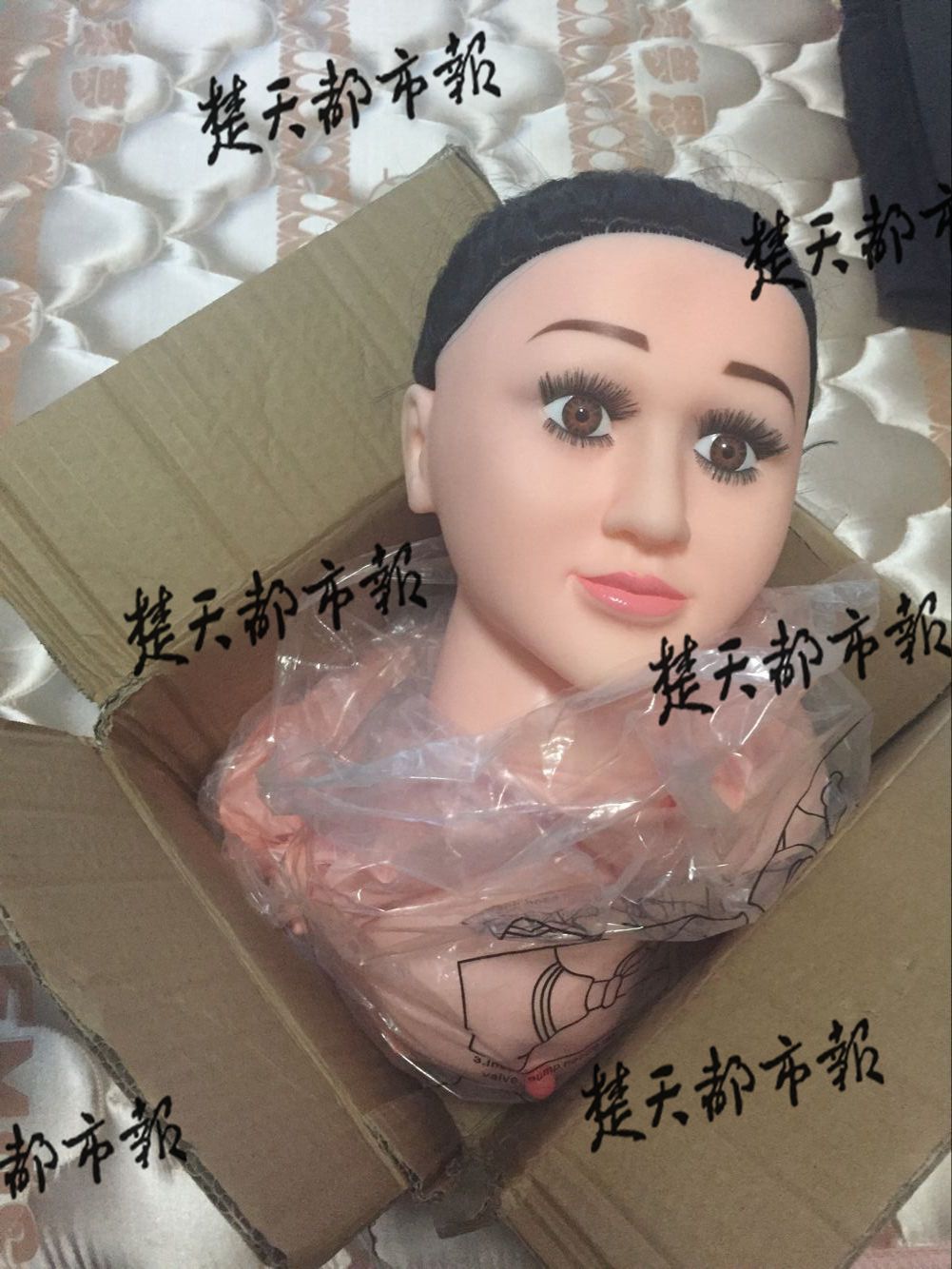 【全网独家】被窝里的女孩 老汉购充气娃娃暖被窝：一充就漏气简直像鬼(图)_湖北频道_凤凰网