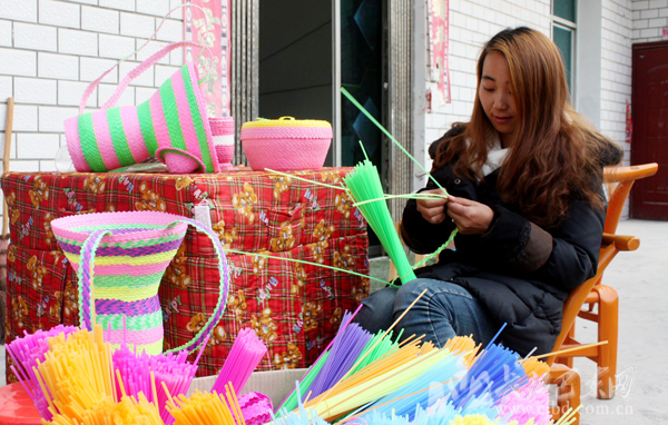 巴东返乡青年陈阿玲心灵手巧“编织”精彩生活_湖北频道_凤凰网