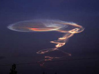 实拍新疆上空诡异天象 分析称为导弹机动轨迹