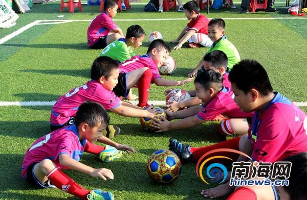 海南青少年足球培训班开班 4-17岁少年可免费