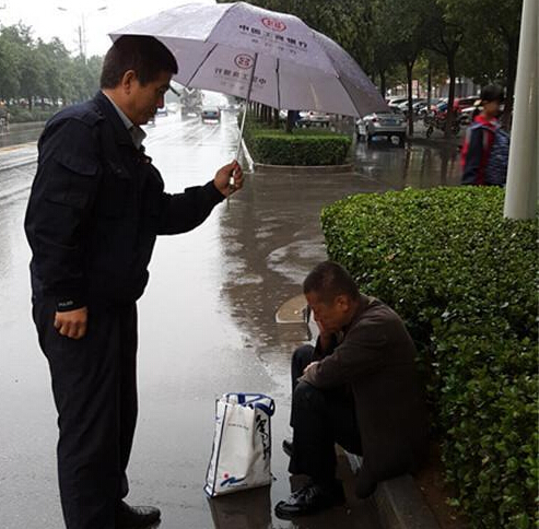 男子醉卧路边瑟瑟发抖 邢台好民警为醉汉撑伞御寒