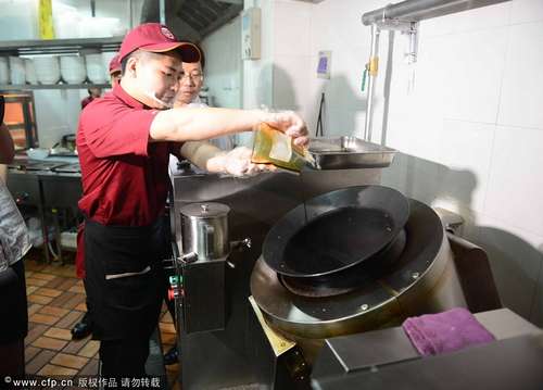探访北京西客站机器人厨师掌厨炒菜