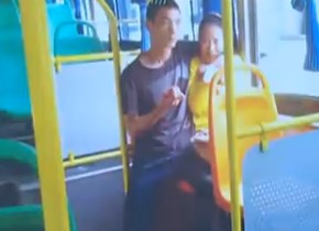 男子公交车上劫持女乘客 自称想坐牢