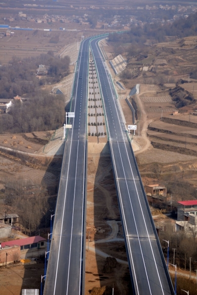 盘州高速公路哪年建成 rdn_54839d76a42ff.jpg