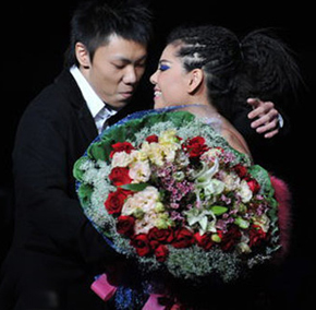 赵欣瑜个人演唱会上,儿子上台献花拥吻