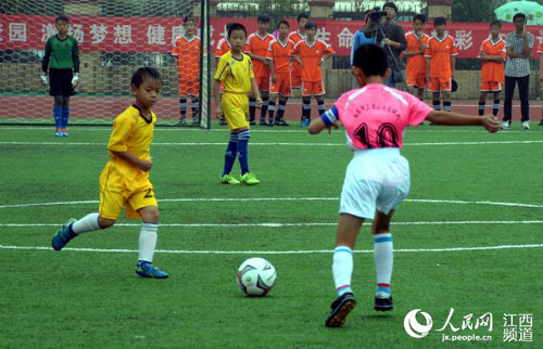 南昌首届青少年校园足球联赛开幕(图)