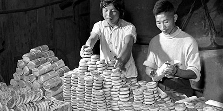 1961年9月21日，山西省闻喜县东镇供销合作社的工作人员在包装月饼