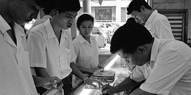 90年代初，广州一饼家在中秋前夕设点为顾客代办月饼邮寄业务