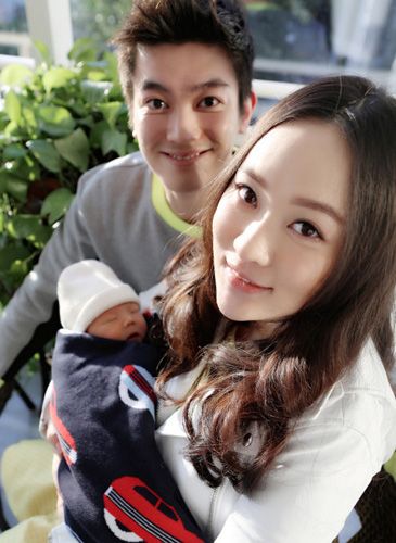 霍思燕叹产后复出:边化妆边喂孩子吃奶