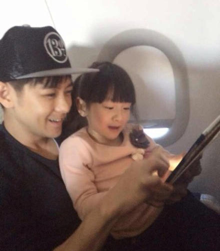 林志颖坐飞机遇田亮<em>父女 亲密</em>抱森蝶头碰头_陕