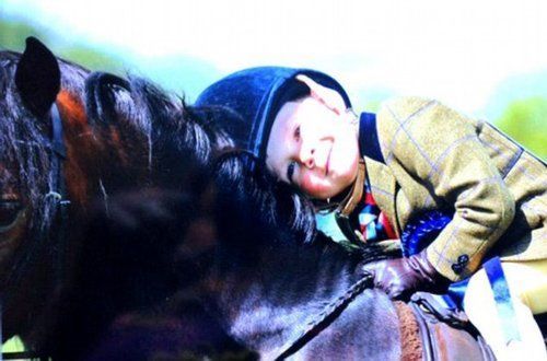 英国三岁男童萌态可掬成世界最年轻骑马运动员