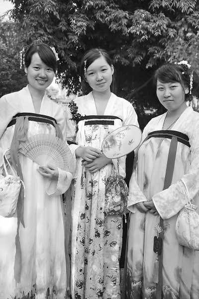 加拿大华裔姑娘（中）身着汉服在广西参加汉服秀、汉服制作等活动。