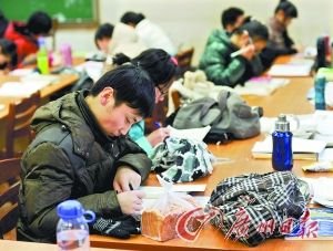 考研大纲有变：超八成学生选报班应考src="http://y1.ifengimg.com/4fd9656bff9dab77/2013/1030/ori_527087ba76a78.jpeg"