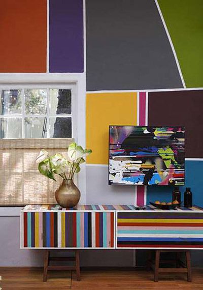 墙面色彩缤纷灿烂，冷暖两种色调的对撞，相补相对的颜色搭配，呈现出多姿多彩的视觉墙面