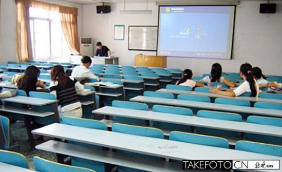 上课了，教室却只有寥寥几人。