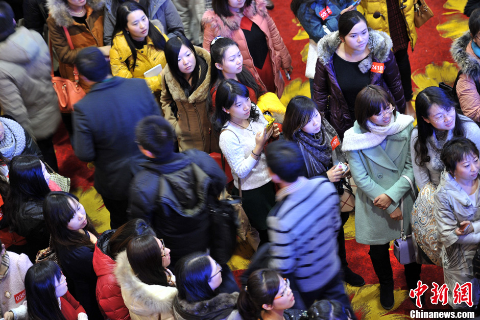12月15日，3000余名来自中央国家机关各部门及直属单位的干部职工涌入北京大红门国际会展中心，参加一年一度的专场公益相亲嘉年华活动。当日，主持人在现场组织了形式多样的相亲互动游戏，来拉近男女双方彼此的距离。据活动承办单位央务鹊桥服务中心负责人介绍，此次活动延续了往年“女多男少”的结构，男女比例约为7：10。“虽然与会者年龄跨度很大，最大的1956年出生、最小的才19岁，但约七成参加这次活动的相亲者年龄在30岁之下，其中‘85后’居多。”中新网记者 金硕 摄
