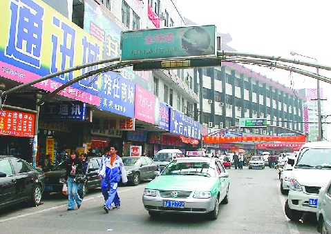 "我记得上世纪60年代,舜井街两侧就全是店铺了,店铺的位置比街面