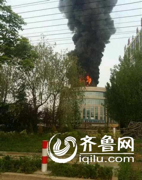 山东蒙阴县人民医院楼顶着火 疑为空调压缩机