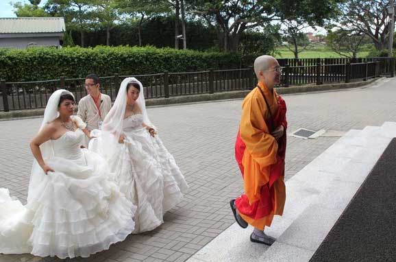 台湾女同性恋首次举行佛教婚礼